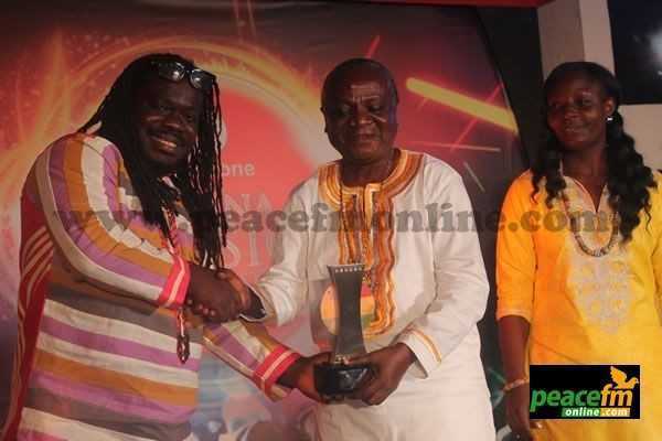 Obour presenting an award to Nana Kwame Ampadu   - Obour