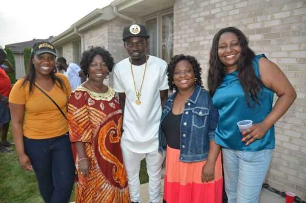 Lilwin in a pose with Ghanaians in Chicago    - Chicago