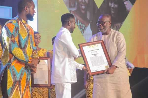 Prof Franklyn Manu Presenting A Citation To Okyeame Kwame For The Special Awards Category  - Okyeame Kwame