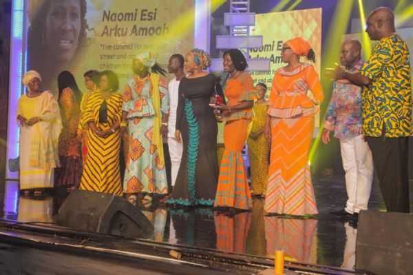 Samira Bawumia In A Pose With The Ultimate Winner Of MTN Heroes Of Change Season IV Naomi Amoah And The Other Finalists  - AO